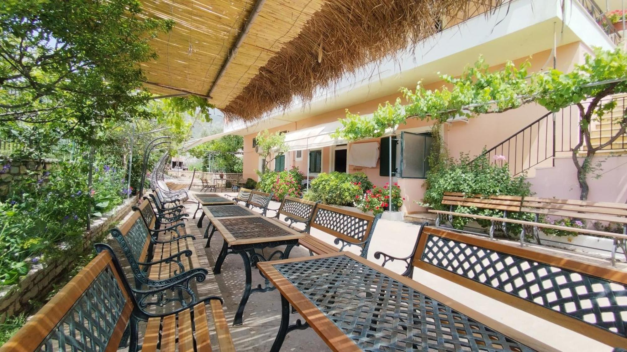 Oasis Hostel Himarë Exterior foto